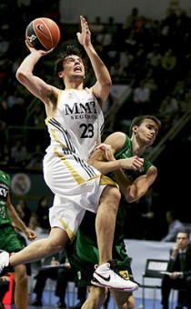 Sergi Llull supera a Tripkovic en una potent entrada