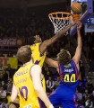 Grimau lluita pel rebot en un partit ACB