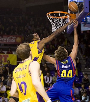 Grimau lluita pel rebot en un partit ACB