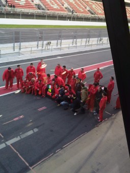 Rossi celebra la bona jornada amb els pilots de Ferrari