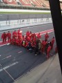 Rossi celebra la bona jornada amb els pilots de Ferrari