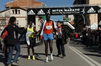 mitja marató Robert Kipkoech a la línia d'arribada (Agències).